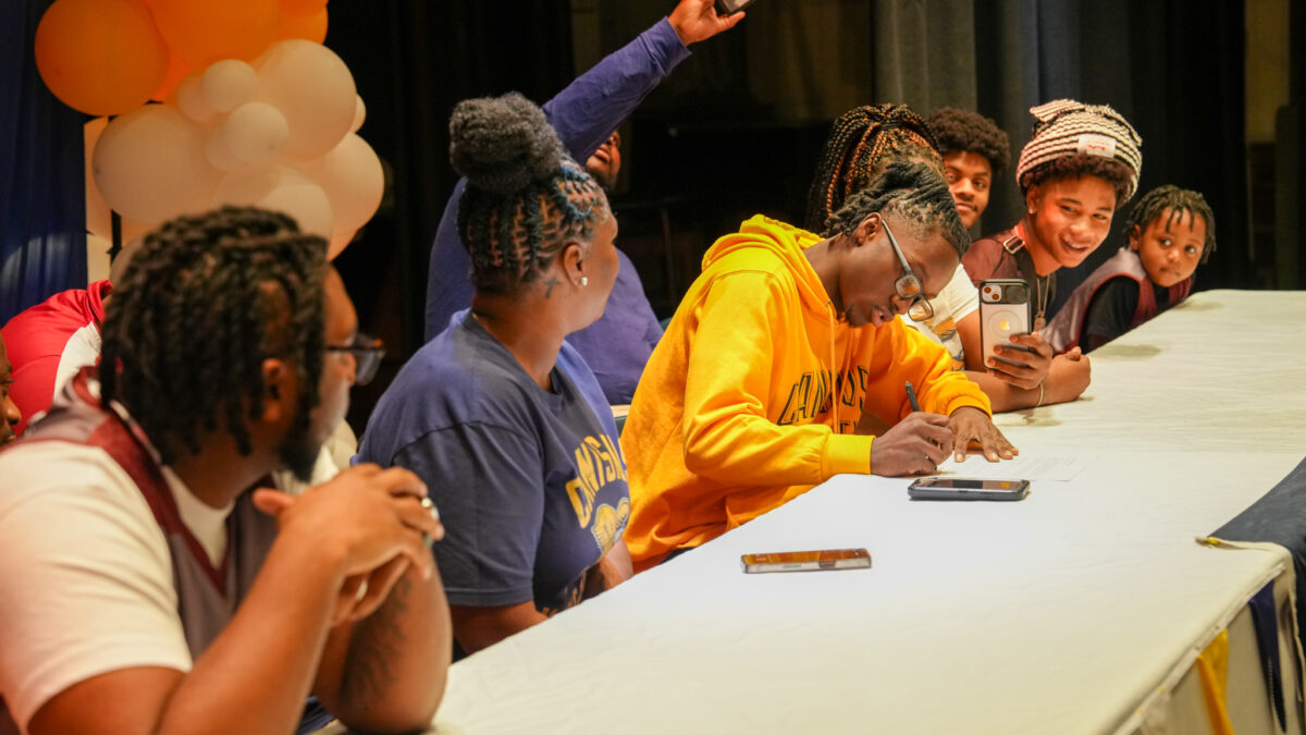 Javante Edwards Signs Athletic Financial Aid Agreement Amongst Family and Teammates